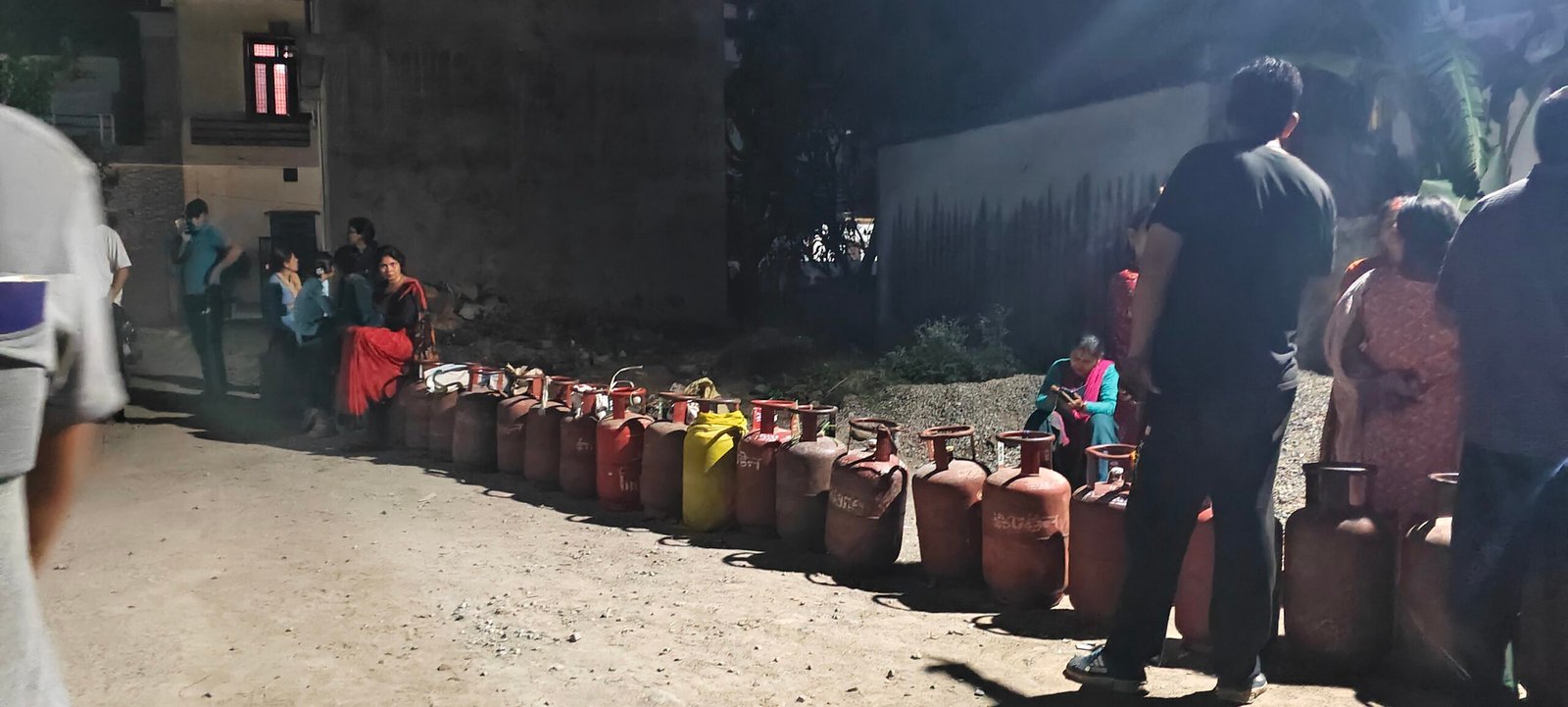 ब्रेकिंग न्यूज़ | हल्दूचौड़ में गैस संकट से बवाल&nbsp; 20 सिलेंडर पर भड़की भीड़, गाड़ी का घेराव – कनिष्ठ ब्लॉक प्रमुख कमल भंडारी को देना पड़ा आश्वासन